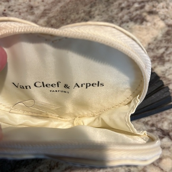 VAN CLEEF & ARPELS very rare “First” mini heart coin purse. - Picture 5 of 8